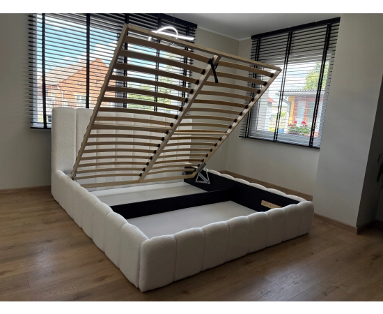 Łóżko tapicerowane 180x200 obłe kształty biała tkanina boucle Lexy