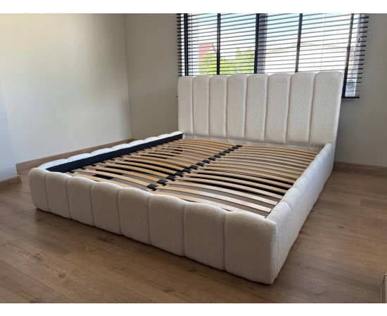 Łóżko tapicerowane 180x200 obłe kształty biała tkanina boucle Lexy